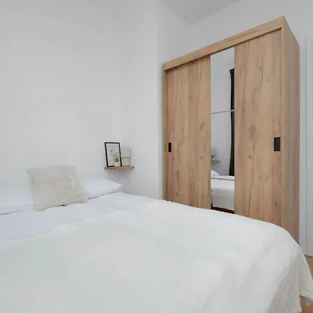 Spacious One Bedroom For 2 People In By Renters *