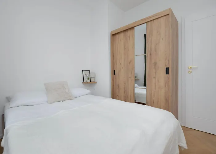 Spacious One Bedroom For 2 People In By Renters *